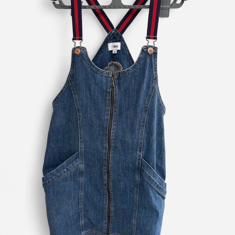 M1858 blue denim pinafore dress with adjustable straps and pockets. Size M